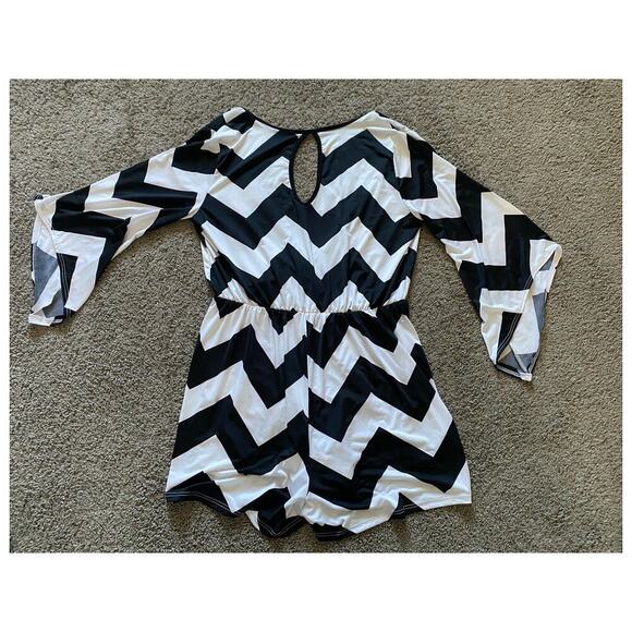Black and White Chevron Print V-Neck Romper- size medium - Picture 3 of 9